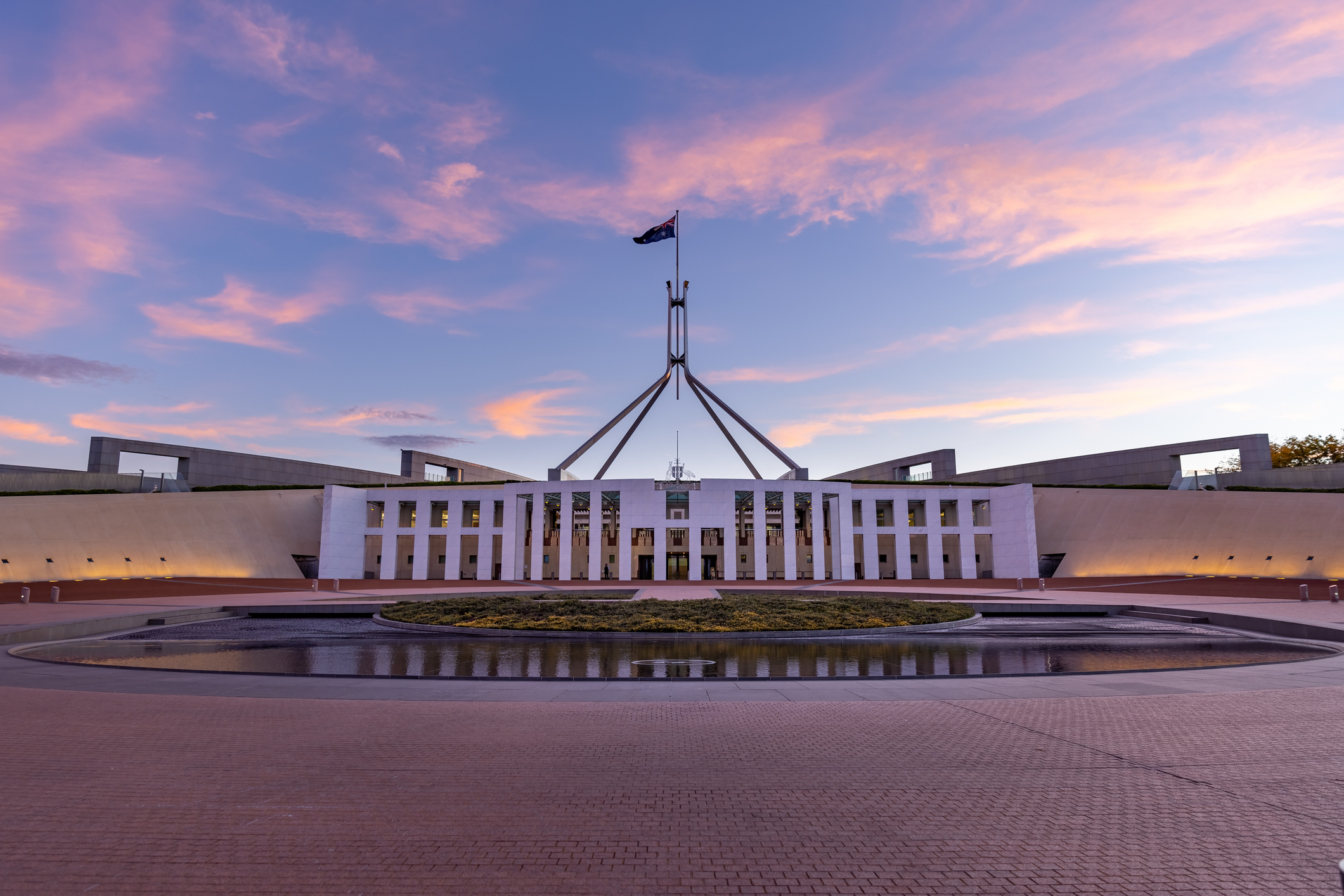 Une vue panoramique du Parlement fédéral à Canberra, dans le Territoire de la capitale australienne, au coucher du soleil